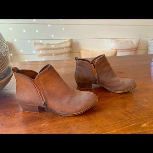 Lucky’s brand leather bootie w cute zipper, size 8